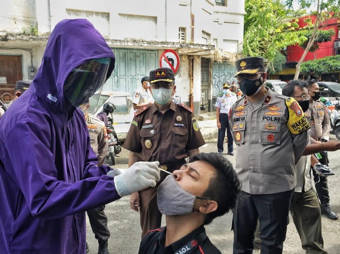 Wakapolda Jatim Brigjen Slamet Hadi Supraptoyo melakukan sidak di perkantoran Surabaya