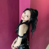 Baru-baru ini, penggemar khawatir karena Yuna ITZY begitu kurus hingga tulang rusuknya terlihat jsaat tampil di panggung. Pemilik tinggi badan 170 cm dan berat badan 46,8 kg memang suka memakan makanan sehat dan rutin berolahraga. Dia pun memastikan pada penggemar malam itu tengah makan jokbal dan yoghurt blueberry. Foto: (dok. ist)