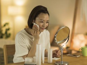 7 Makeup Remover Terbaik, Bersihkan Riasan Hingga Sunscreen Secara Mendalam