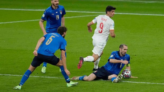 LONDON, ENGLAND - JULY 06: The ball is seen making contact with the arm of Giorgio Chiellini of Italy during the UEFA Euro 2020 Championship Semi-final match between Italy and Spain at Wembley Stadium on July 06, 2021 in London, England. (Photo by Matt Dunham - Pool/Getty Images)