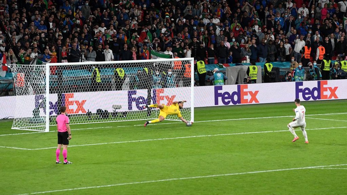 Gianluigi Donnarumma sudah pelajari gaya menendang eksekutor Spanyol (Foto: Getty Images/Facundo Arrizabalaga - Pool)