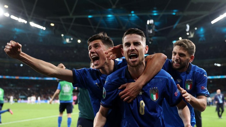 1327351172 LONDON, ENGLAND - JULY 06: Jorginho of Italy celebrates with Matteo Pessina and Domenico Berardi after scoring their sides winning penalty in the penalty shoot out during the UEFA Euro 2020 Championship Semi-final match between Italy and Spain at Wembley Stadium on July 06, 2021 in London, England. (Photo by Carl Recine - Pool/Getty Images)
