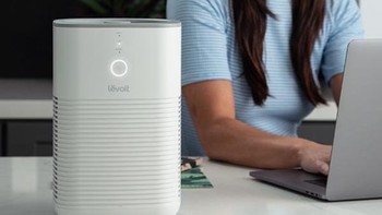 Levoit Desk Air Purifier menawarkan 3 tingkatan penyaringan, yakni Fine Preliminary Filter, H13 True HEPA Filter, dan Activated Carbon Filter. Air Purifier ini. dilepas seharga Rp 1 juta.Foto: dok Levoit
