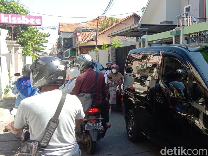 Akses ke Kota Kudus ditutup selama PPKM Darurat, pengendara tembus lewat jalur tikus, Rabu (7/7/2021).