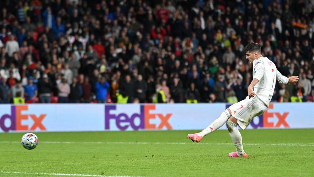 Alvaro Morata menendang penalti dalam laga Italia vs Spanyol di semifinal Euro 2020 (Foto: Getty Images/Justin Tallis - Pool)