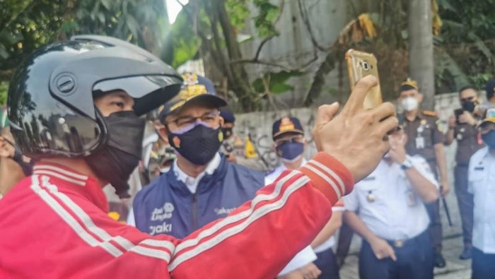 Anies Setop Pekerja Non Esensial di Jakbar (Antara)