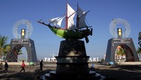 Pemerintah Kota Makassar menutup sementara sejumlah area publik di daerah itu dari pengunjung seiring penerapan Pemberlakuan Pembatasan Kegiatan Masyarakat (PPKM) Mikro yang berlangsung hingga 20 Juli 2021 guna menekan angka penularan COVID-19. ANTARA FOTO/Arnas Padda