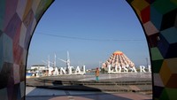 Anjungan Pantai Losari pun terlihat sepi. ANTARA FOTO/Arnas Padda 