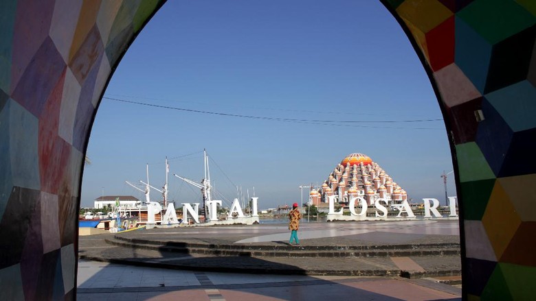 AREA PUBLIK DI MAKASSAR DITUTUP SEMENTARA Warga berjalan di area Anjungan Pantai Losari di Makassar, Sulawesi Selatan, Rabu (7/7/2021). Pemerintah Kota Makassar menutup sementara sejumlah area publik di daerah itu dari pengunjung seiring penerapan Pemberlakuan Pembatasan Kegiatan Masyarakat (PPKM) Mikro yang berlangsung hingga 20 Juli 2021 guna menekan angka penularan COVID-19. ANTARA FOTO/Arnas Padda/yu/wsj.