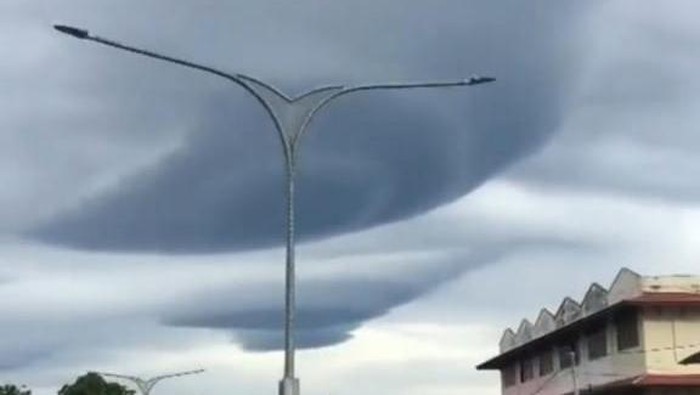 Awan berbentuk UFO di langit Banda Aceh