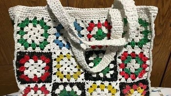 Kantong kresek dimanfaatkan jadi tas. Keren ya... Foto: dok Bored Panda