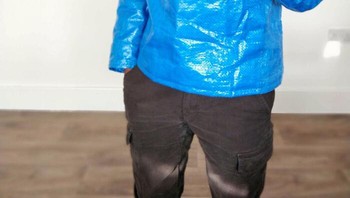Bahkan ada yang mengubah tas Ikea menjadi jaket. Foto: dok Bored Panda