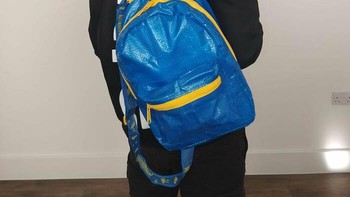 Tas belanja Ikea jadi ransel. Foto: dok Bored Panda