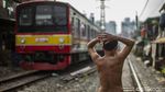 Melihat Warga Jakarta Berjemur di Bantaran Rel Kereta Api