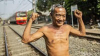 Dengan bertelanjang dada, sebagian dari mereka berjemur di jalur yang tidak dilintasi kereta api.