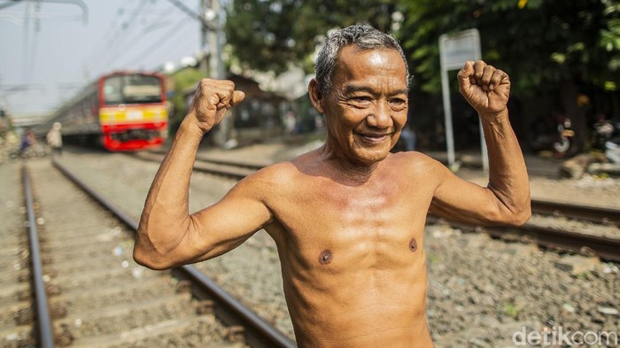 Warga ramai-ramai berjemur di bawah sinar matahari pagi untuk memperkuat sistem imun. Selain di tanah lapang, warga juga berjemur di jalur perlintasan kereta api di Jakarta.