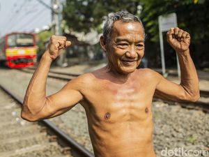 Melihat Warga Jakarta Berjemur di Bantaran Rel Kereta Api