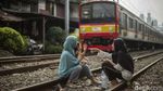Melihat Warga Jakarta Berjemur di Bantaran Rel Kereta Api