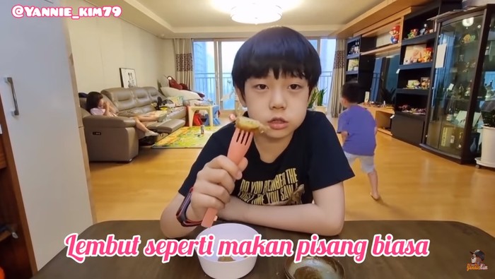 Bocah Korea Makan Pisang Goreng Pakai Kimchi