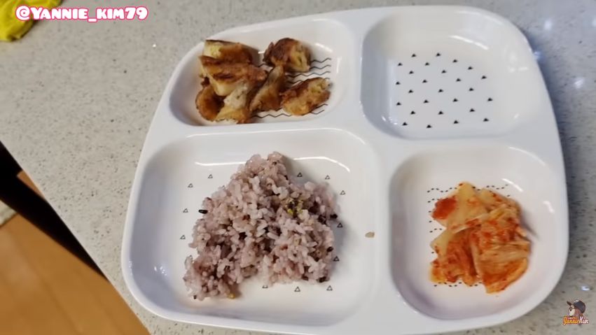 Bocah Korea Makan Pisang Goreng Pakai Kimchi
