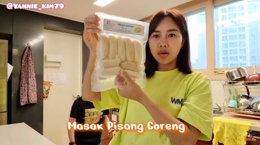 Bocah Korea Makan Pisang Goreng Pakai Kimchi