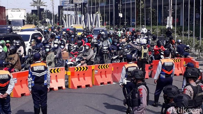 PPKM Darurat di Kota Surabaya memasuki hari kelima. Penyekatan di Bundaran Waru untuk pengendara yang masuk Kota Surabaya ditutup.