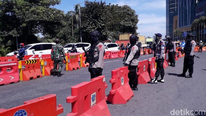 PPKM Darurat di Kota Surabaya memasuki hari kelima. Penyekatan di Bundaran Waru untuk pengendara yang masuk Kota Surabaya ditutup.