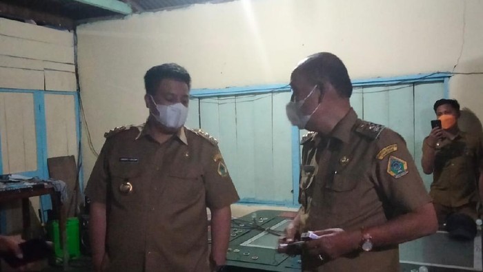 Bupati Samosir Vandiko saat menggerebek langsung tempat judi tembak ikan (dok. Istimewa)
