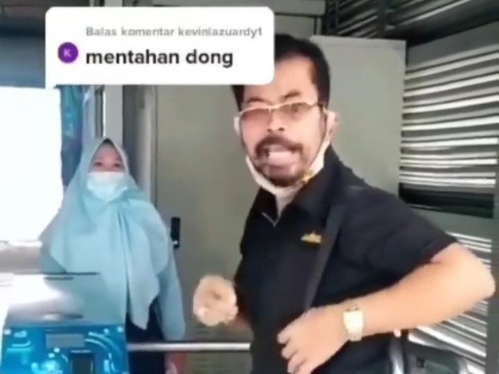 Calon penumpang TransJakarta ngamuk saat ditegur memakai masker scuba