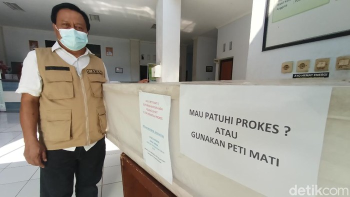 Camat di Karawang pajang peti mati di kantornya untuk ingatkan prokes