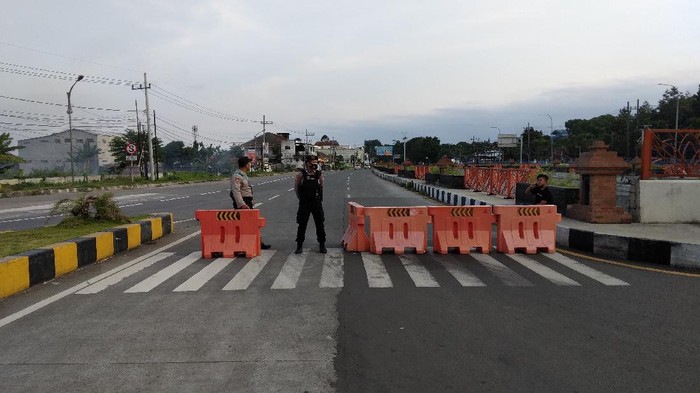 Cegah Mobilitas Warga, akses Simpang Empat Karanglo Malang Ditutup
