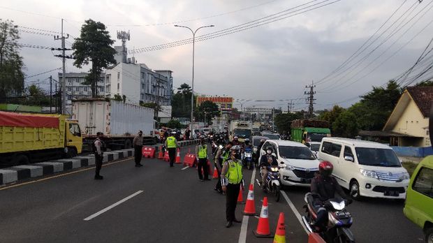Cegah Mobilitas Warga, akses Simpang Empat Karanglo Malang Ditutup
