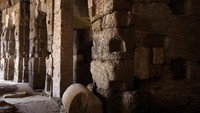 Berbeda dengan sekarang, kini Colosseum menjadi spot yang digemari oleh turis. Jutaan pengunjung datang ke situs ini setiap tahunnya. (Getty Images)