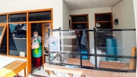 Salah satu gerainya berlokasi di Jalan Cibeunying Kolot. Gerai ini juga menjadi rumah produksi dari Donat Bahagia. Foto: detikFood/Yenny Mustika Sari