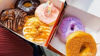 Ada sekitar 70 varian rasa donat. Salah satunya paket Tulip Pack berisikan 6 buah donat dengan beragam topping. Ada yang gula palm, gula anggur, cheese caramel popcorn, pink milk bath, triple choco opera. dan dark choco. Foto: detikFood/Yenny Mustika Sari
