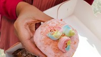 Tampilan donat pink milk bath juga tampak cantik. Cocok bagi pecinta manis, karena diberikan olesan krim stroberi dan marshmallow. Foto: detikFood/Yenny Mustika Sari