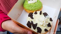 Kami juga memesan dua varian donat Cake Melted yaitu cheese oreo crumb dan greentea cheesy. Satu donat ini dibanderol harga Rp 9 ribuan. Foto: detikFood/Yenny Mustika Sari