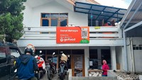 Nama gerai ini adalah Donat Bahagia. Salah satu gerai donat viral di Bandung yang jadi incaran banyak foodies. Foto: detikFood/Yenny Mustika Sari