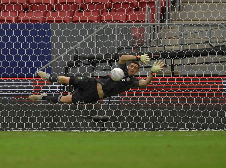 1, 2, 3... Emiliano Martinez Halau Penalti Kolombia