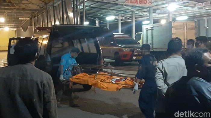 Evakuasi mayat wanita dalam boks di Kota Bogor