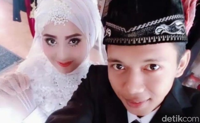 Rico dan Sheevi pun menikah di Tulungagung. Pernikahan mereka digelar sederhana, hanya menggelar acara ijab kabul di salah satu masjid. Saat itu Sheevi memakai gaun putih. Foto: Dok. pribadi Rico Prandana.