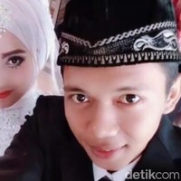 Rico dan Sheevi pun menikah di Tulungagung. Pernikahan mereka digelar sederhana, hanya menggelar acara ijab kabul di salah satu masjid. Saat itu Sheevi memakai gaun putih. Foto: Dok. pribadi Rico Prandana.