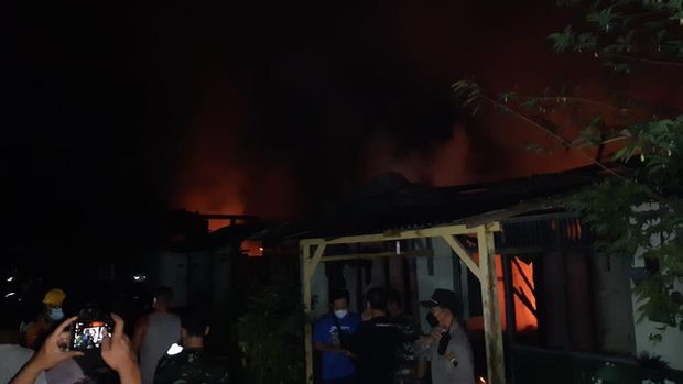 Foto saat api masih menyala di Asrama TNI di Jatingaleg, Semarang, Rabu (7/7/2021).