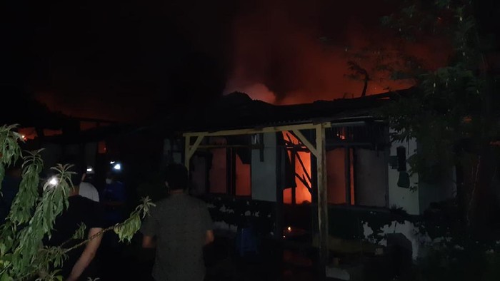 Foto saat api masih menyala di Asrama TNI di Jatingaleg, Semarang, Rabu (7/7/2021).
