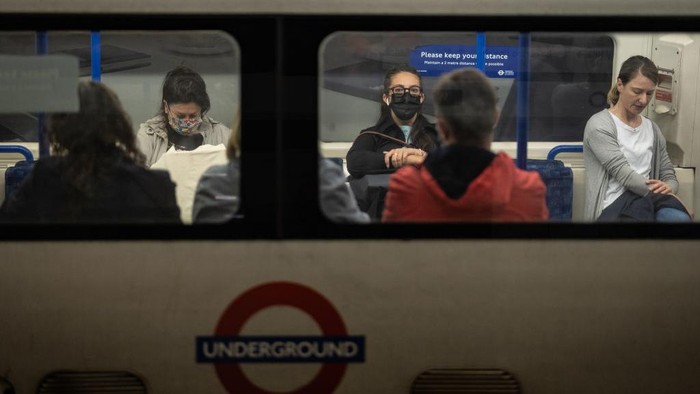 Perdana Menteri (PM) Inggris, Boris Johnson, menetapkan rencana yang menjadi langkah akhir dalam melonggarkan lockdown virus Corona (COVID-19). Langkah akhir itu mencakup pencabutan aturan social distancing dan wajib masker bagi publik, serta mengakhiri imbauan bekerja dari rumah (WFH).