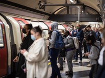 Kasus Super Flu Meledak di Inggris, Warga Diimbau Pakai Masker