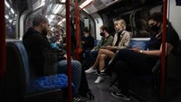 Komuter melakukan perjalanan di jaringan kereta bawah tanah selama jam sibuk pada 06 Juli 2021 di London, Inggris.