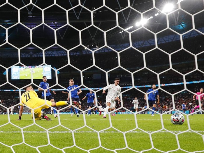 Italia mengalahkan Spanyol 4-2 lewat adu penalti setelah laga imbang 1-1 selama 120 menit. Gli Azzurri berhak ke final Piala Eropa 2020.