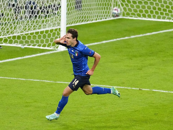 Italia mengalahkan Spanyol 4-2 lewat adu penalti setelah laga imbang 1-1 selama 120 menit. Gli Azzurri berhak ke final Piala Eropa 2020.