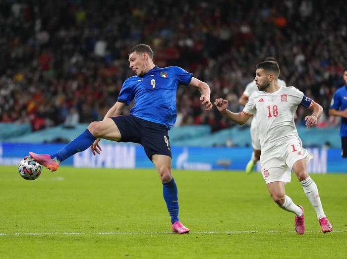 Italia mengalahkan Spanyol 4-2 lewat adu penalti setelah laga imbang 1-1 selama 120 menit. Gli Azzurri berhak ke final Piala Eropa 2020.